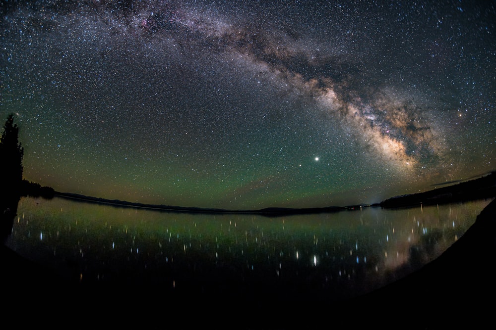 the night sky is reflected in the water