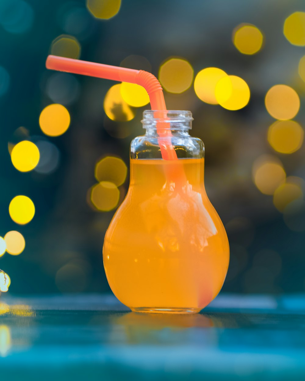 un vaso de zumo de naranja con una pajita