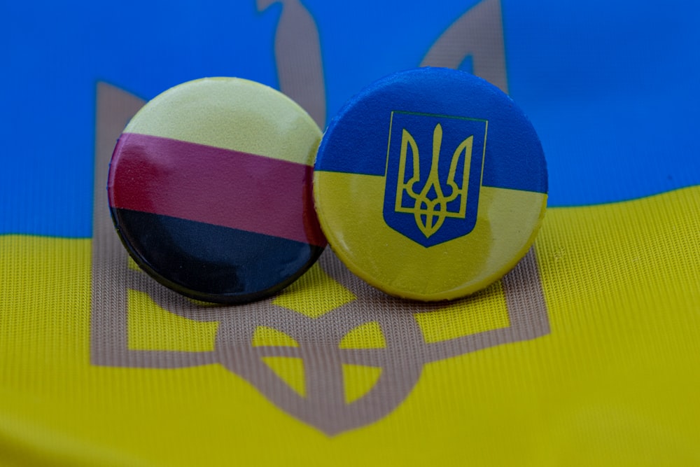 ウクライナの国旗と紋章の色が描かれた2つのボタン