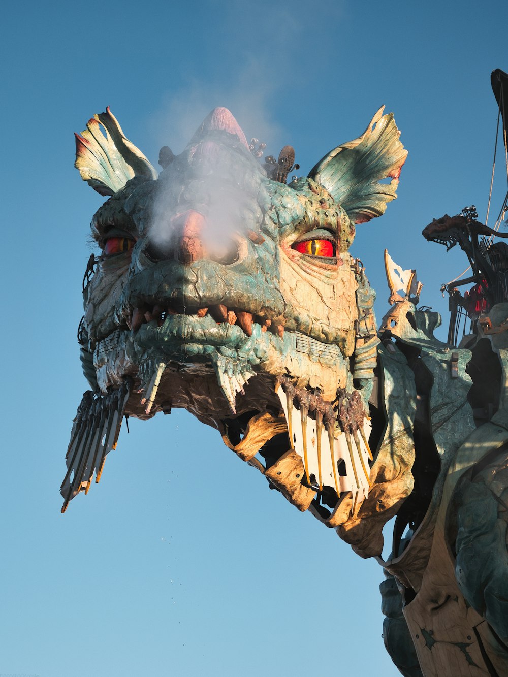 Una estatua de un dragón con ojos rojos