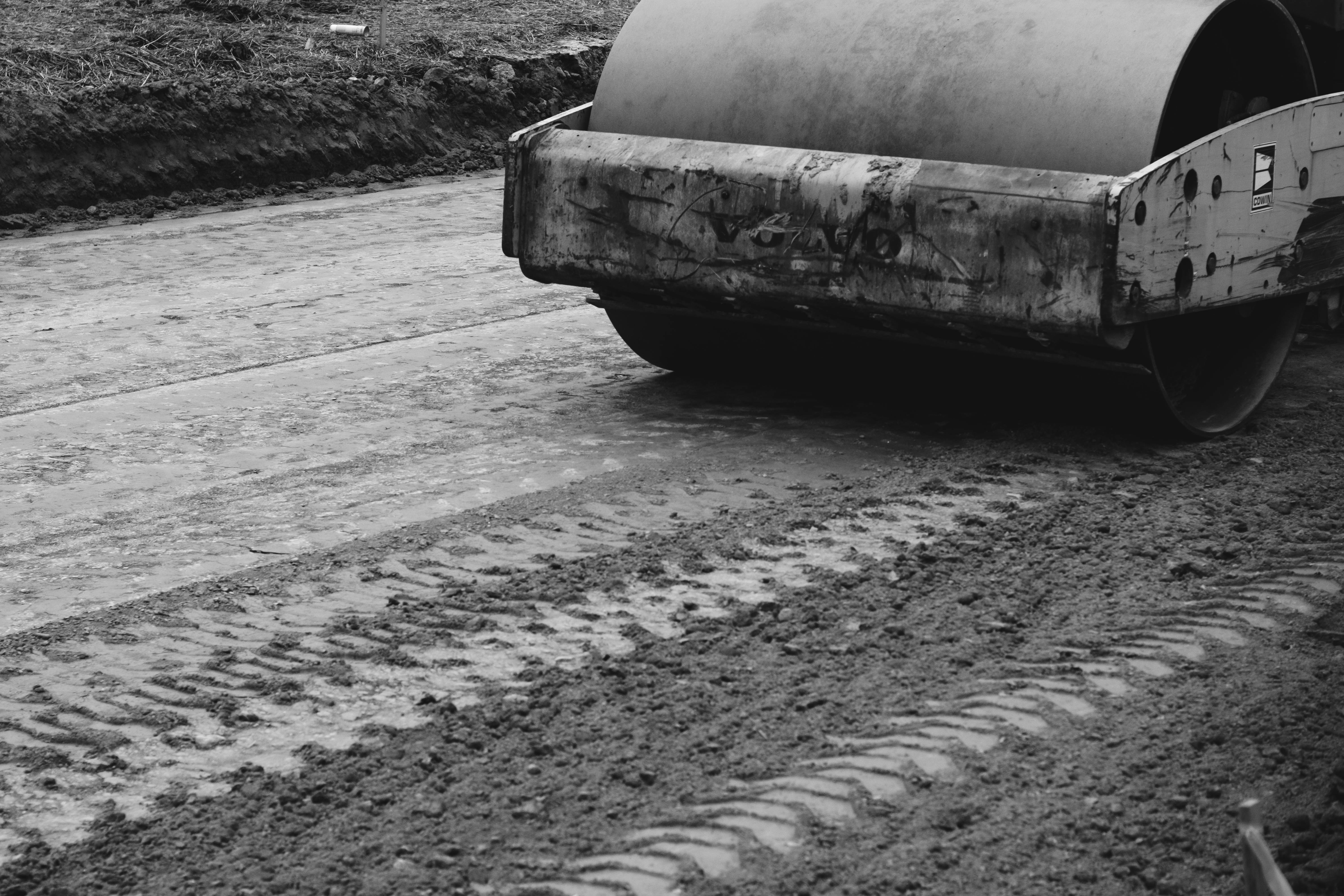 Compacteur routier Prizano Groupe sur un projet de construction de piste