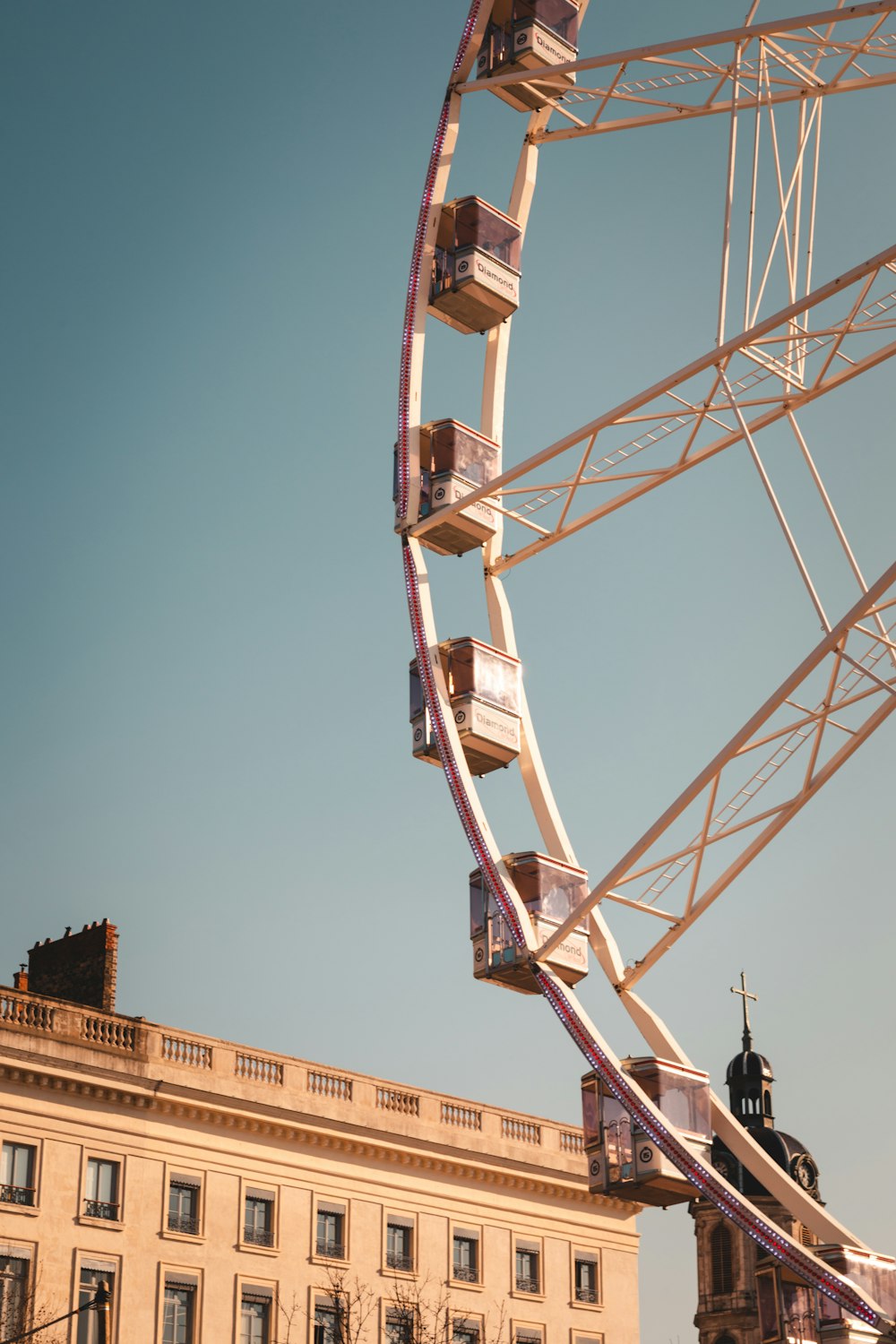 une grue à côté d’un grand immeuble