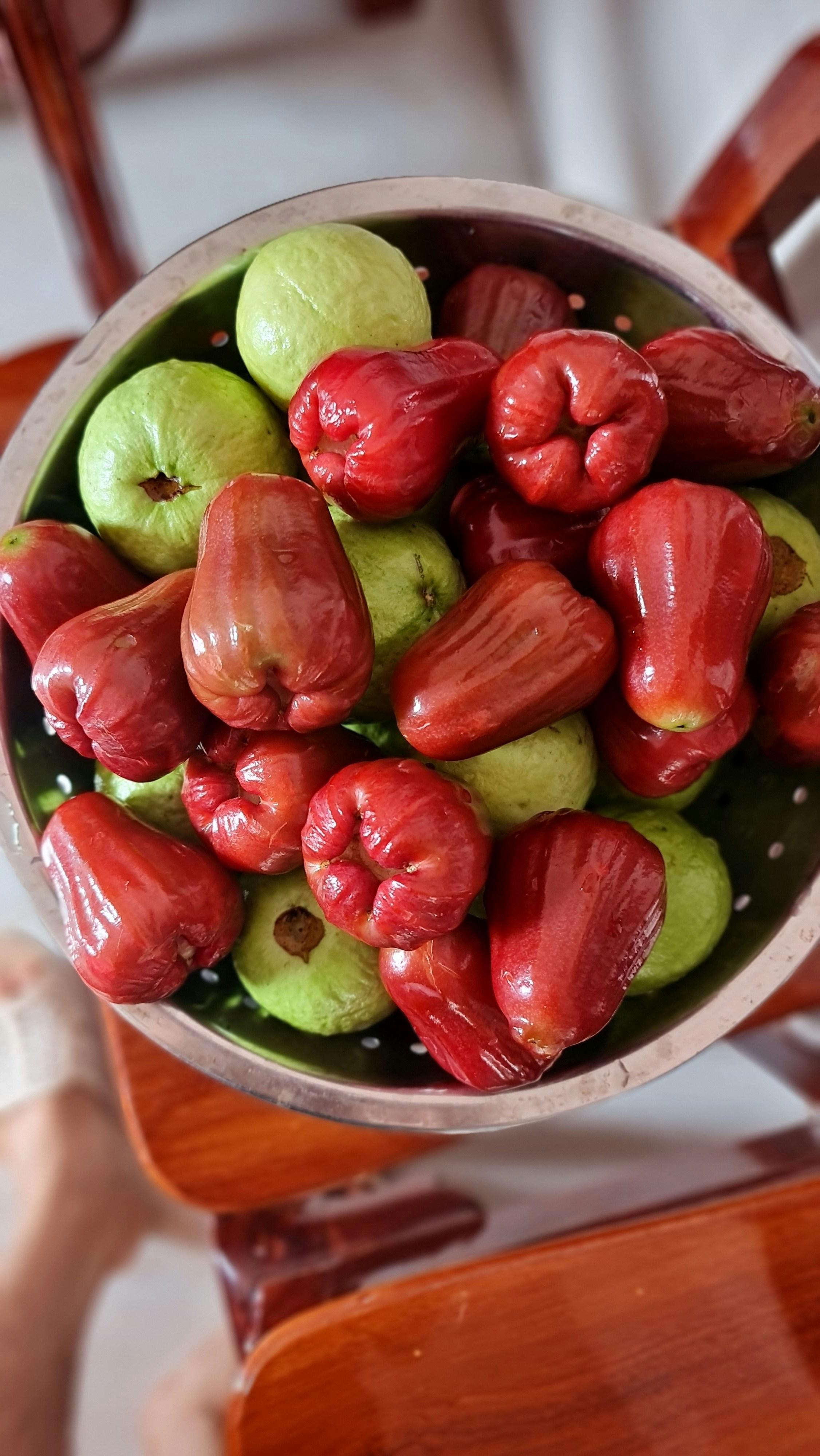 mangkuk berisi banyak buah hijau dan merah