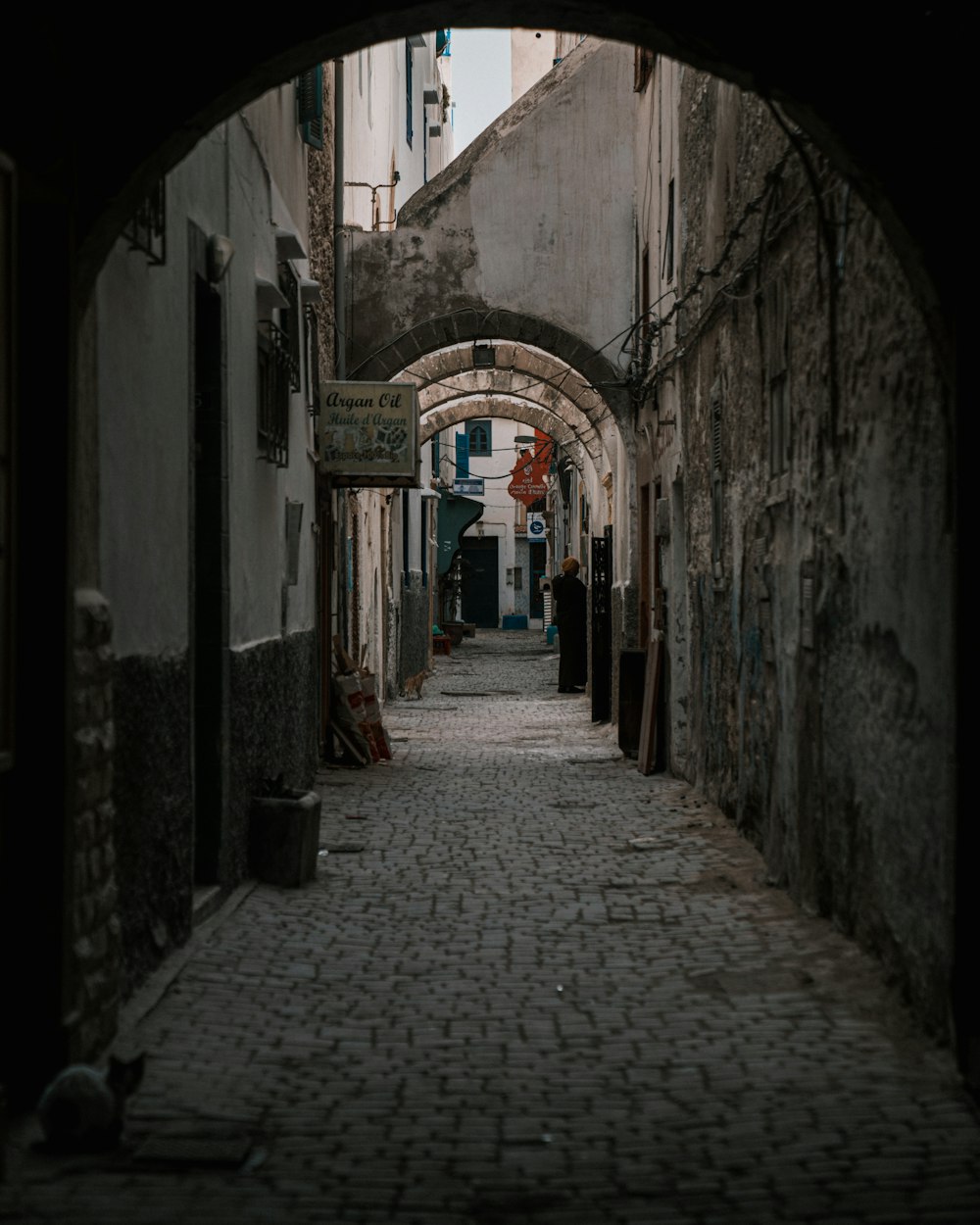 a narrow alley way with a brick walkway