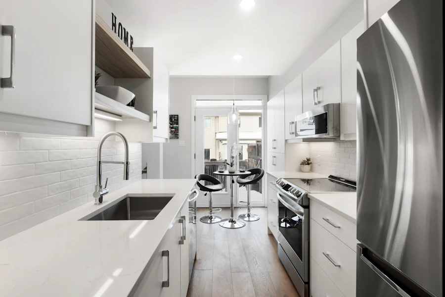 Cuisine équipée avec réfrigérateur dans un appartement de location touristique