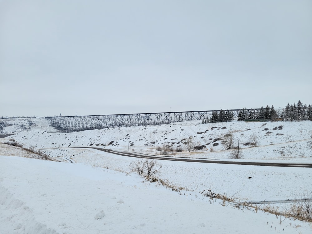 Un paisaje cubierto de nieve con un tren en las vías