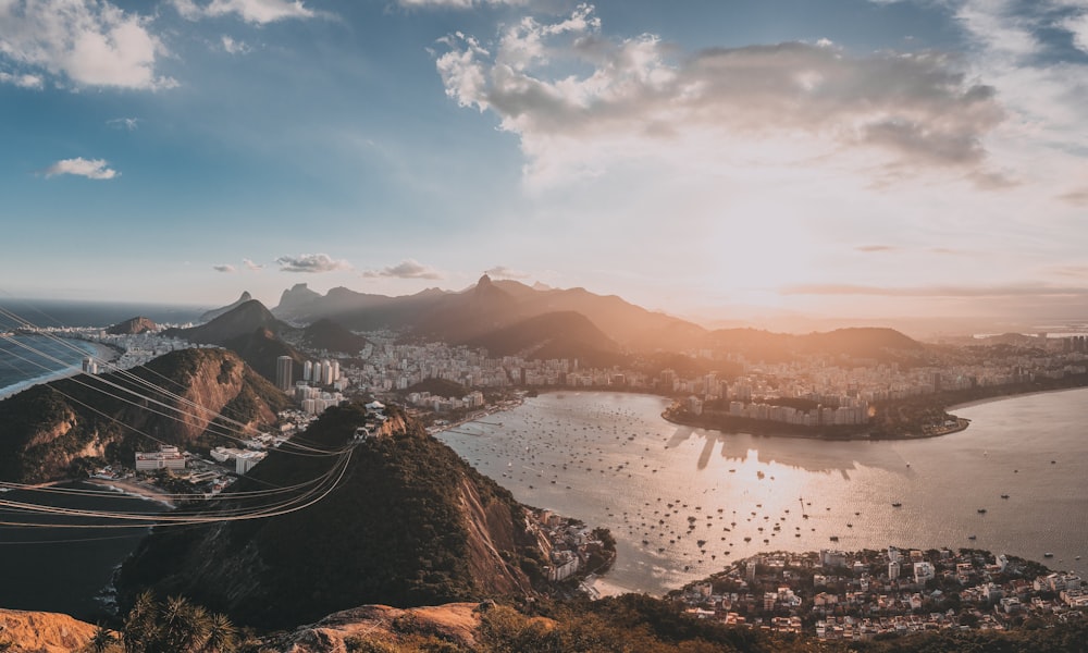 Una vista de una ciudad y un cuerpo de agua