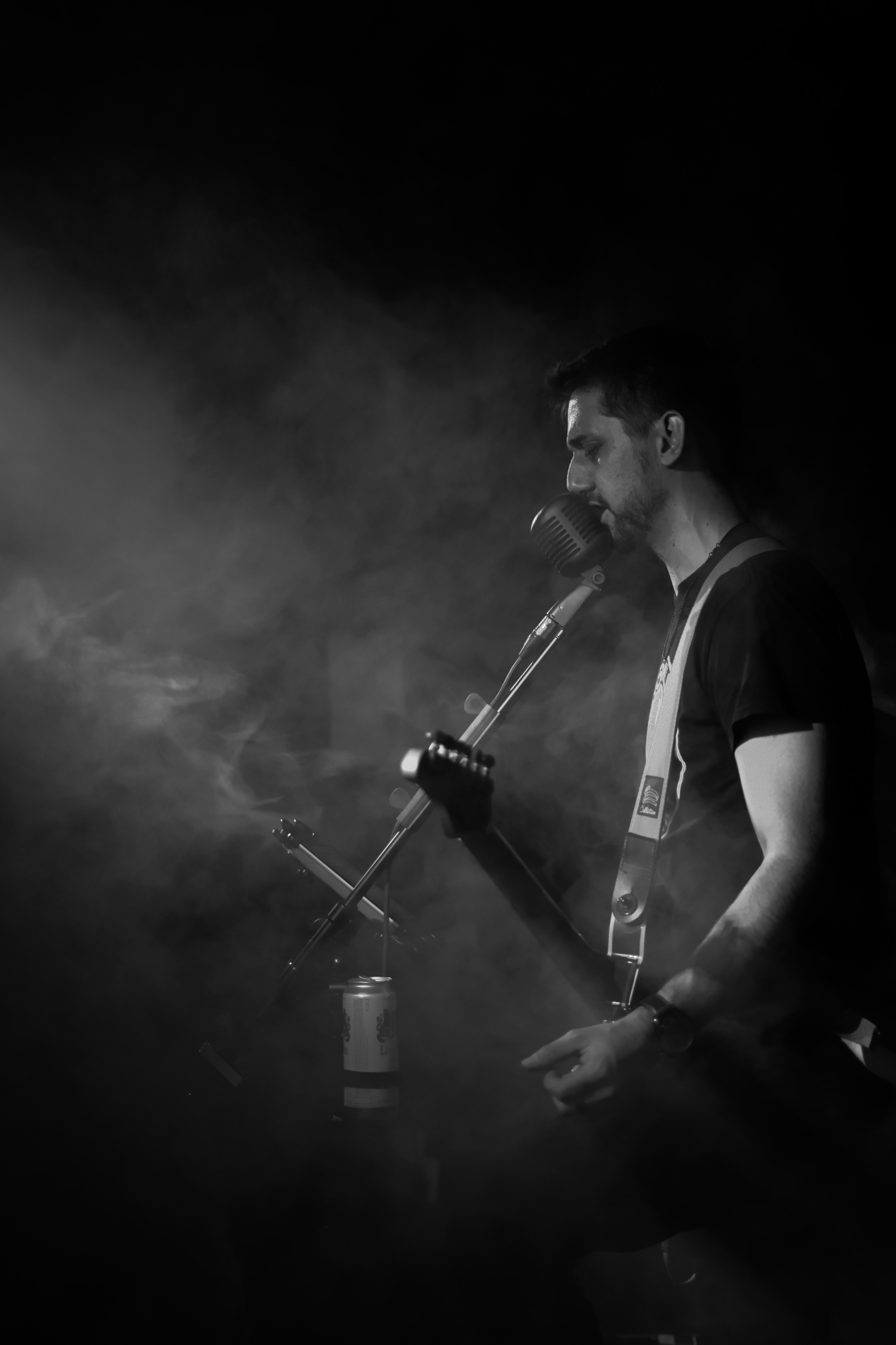 Un hombre parado frente a un micrófono