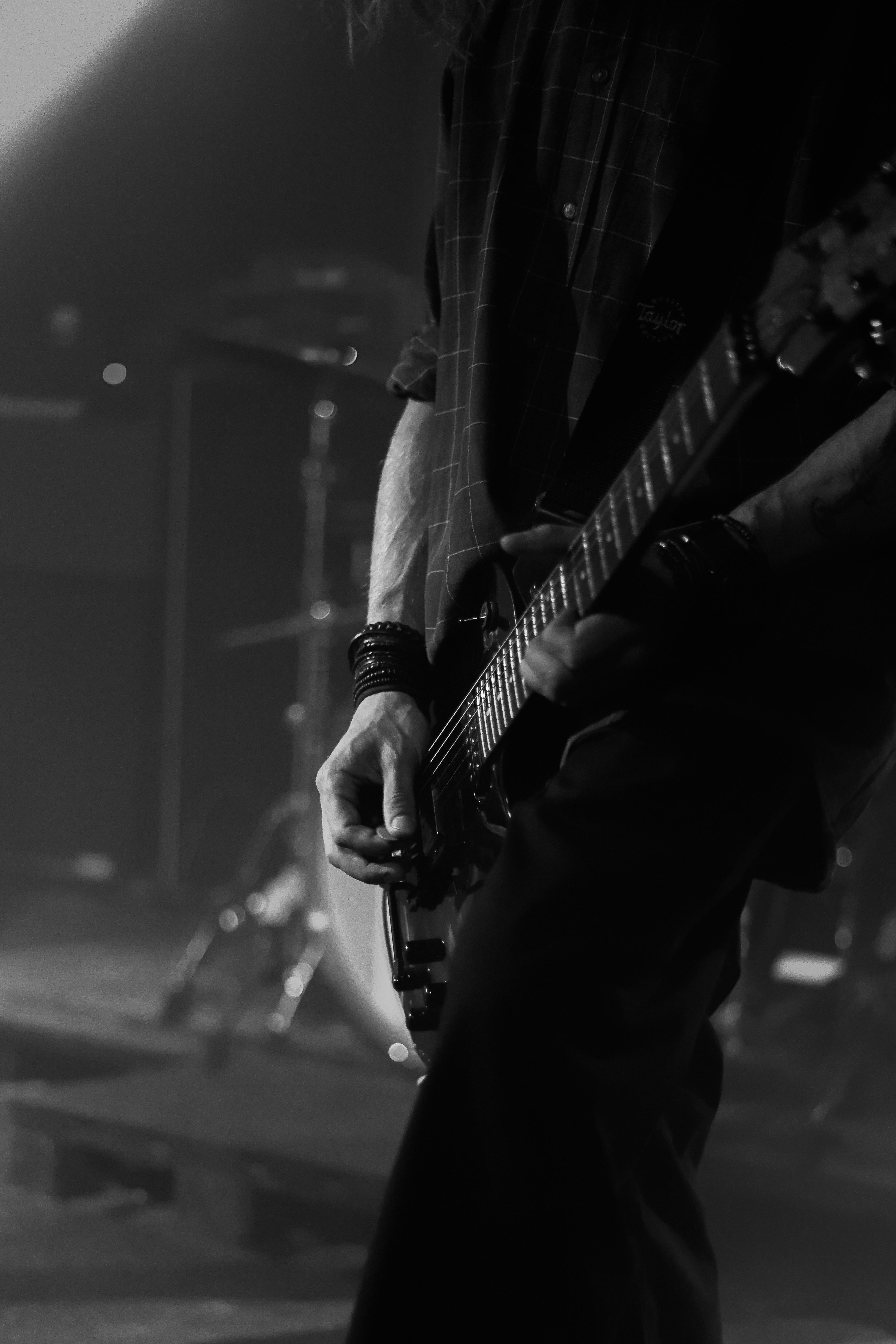 Una foto en blanco y negro de un hombre tocando una guitarra