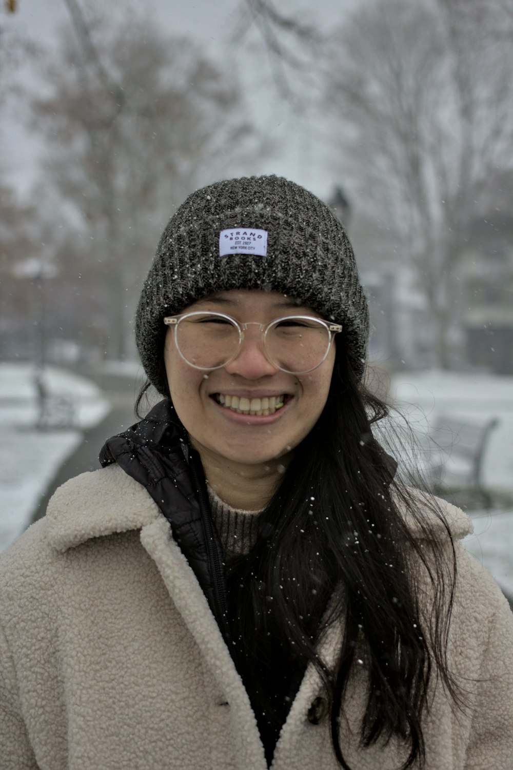 Foto Una mujer con sombrero y gafas en la nieve – Imagen Ropa gratis en  Unsplash