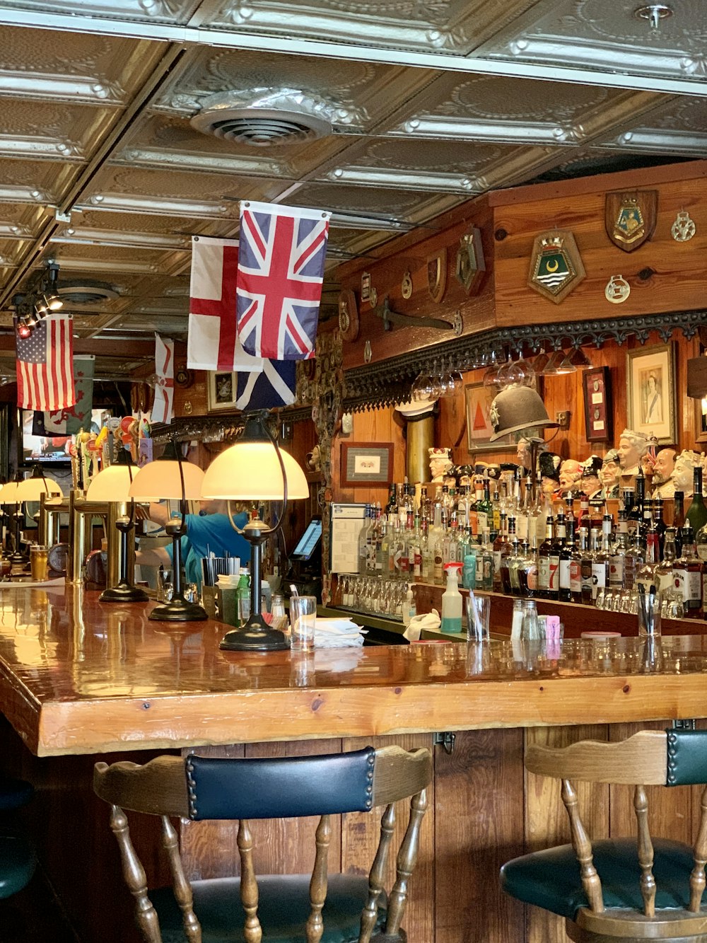 Un bar con una bandera colgando del techo