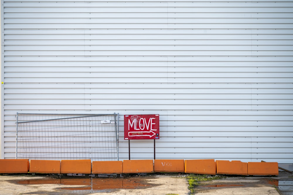 a red sign that says move on the side of a building