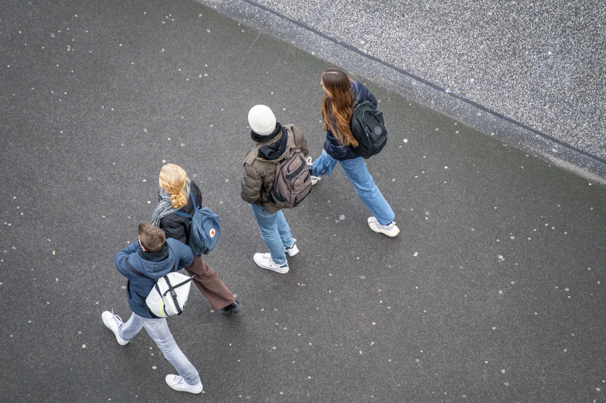 Eine Gruppe geht gemeinsam eine Straße entlang