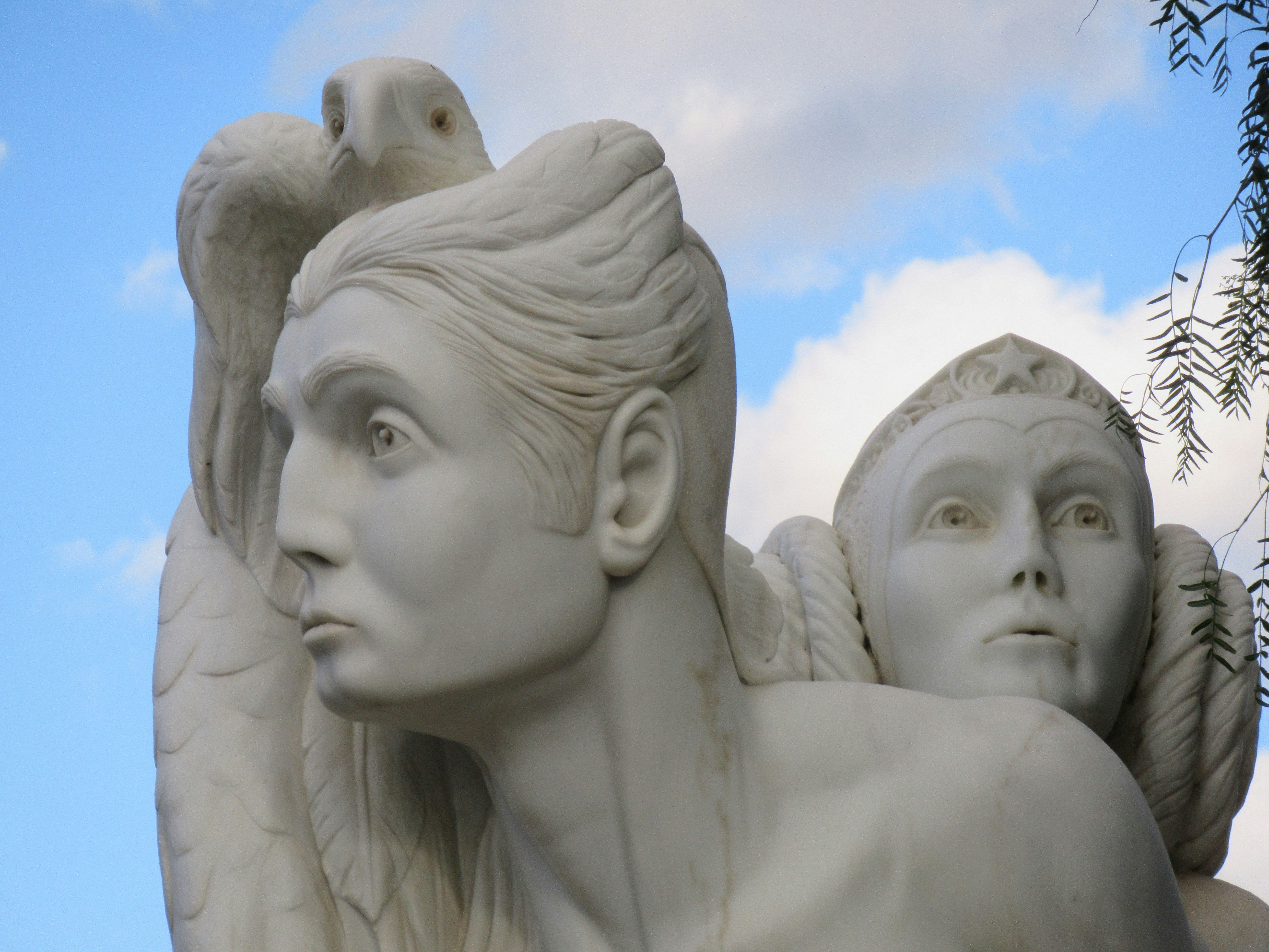 Une statue d’un homme et d’une femme devant un bâtiment photo – Image