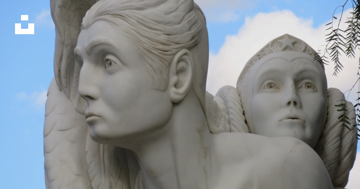 Une statue d’un homme et d’une femme devant un bâtiment photo – Image Une statue d’un homme et d’une femme devant un bâtiment photo – Image