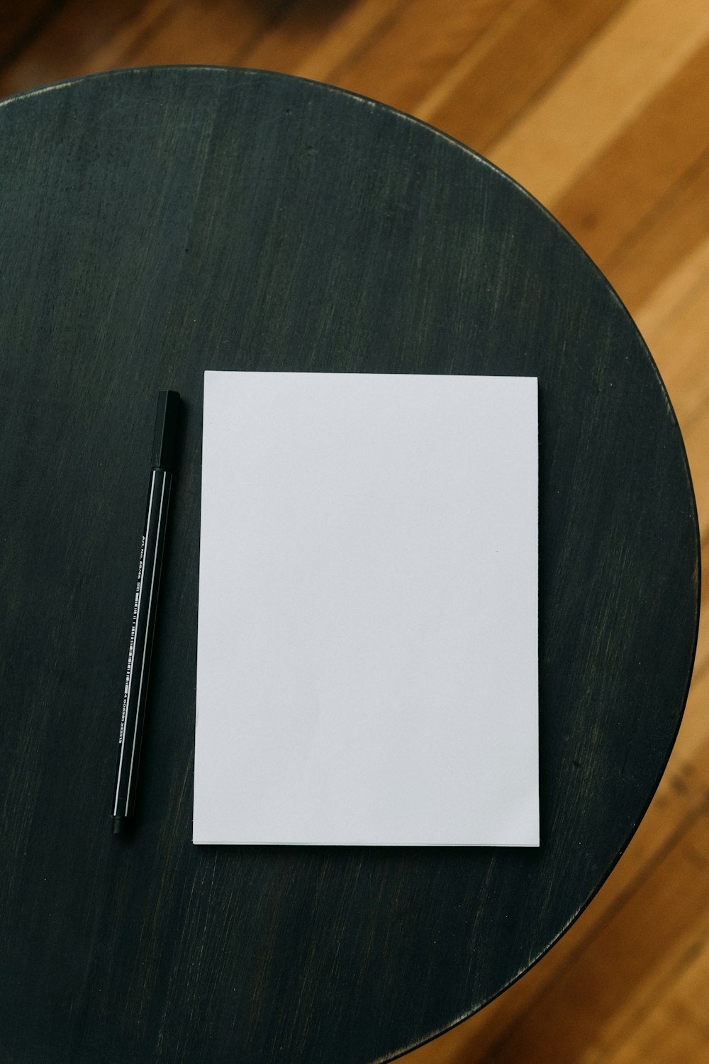 un morceau de papier posé sur une table à côté d’un stylo