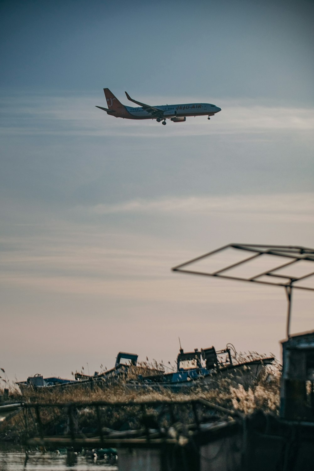 Un aereo sta volando sopra un mucchio di spazzatura