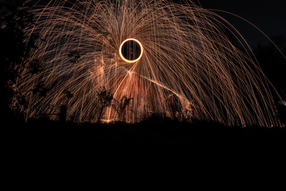 um fogo-de-artifício está girando no céu noturno