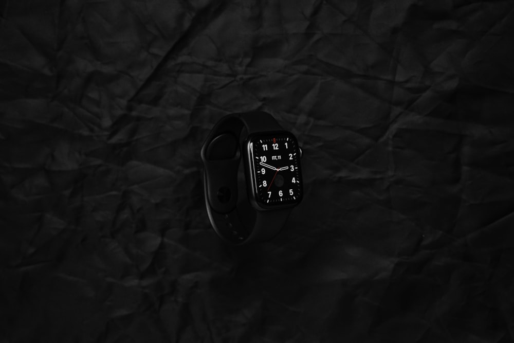 um telefone celular sentado em cima de um pedaço de papel preto
