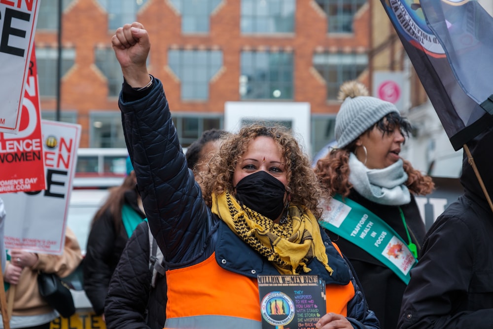 Un grupo de personas con carteles y banderas