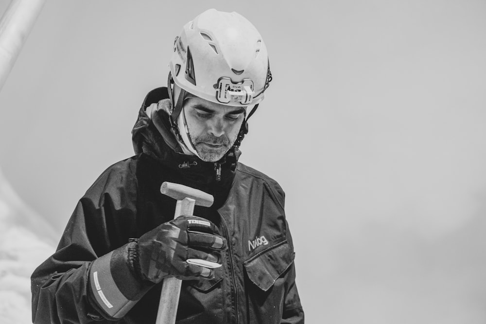 Ein Mann trägt einen Helm und hält einen Baseballschläger in der Hand