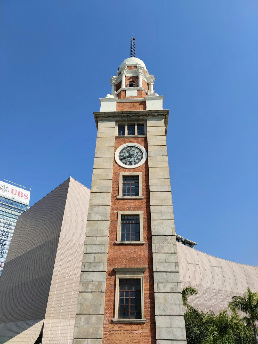 両側に時計が付いた背の高いレンガ造りの時計塔