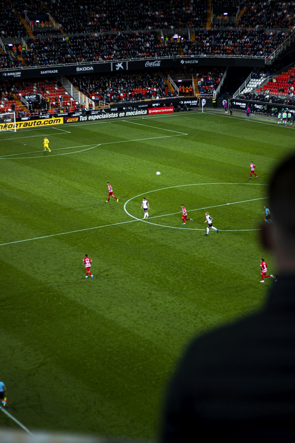 un groupe de personnes sur un terrain jouant au soccer