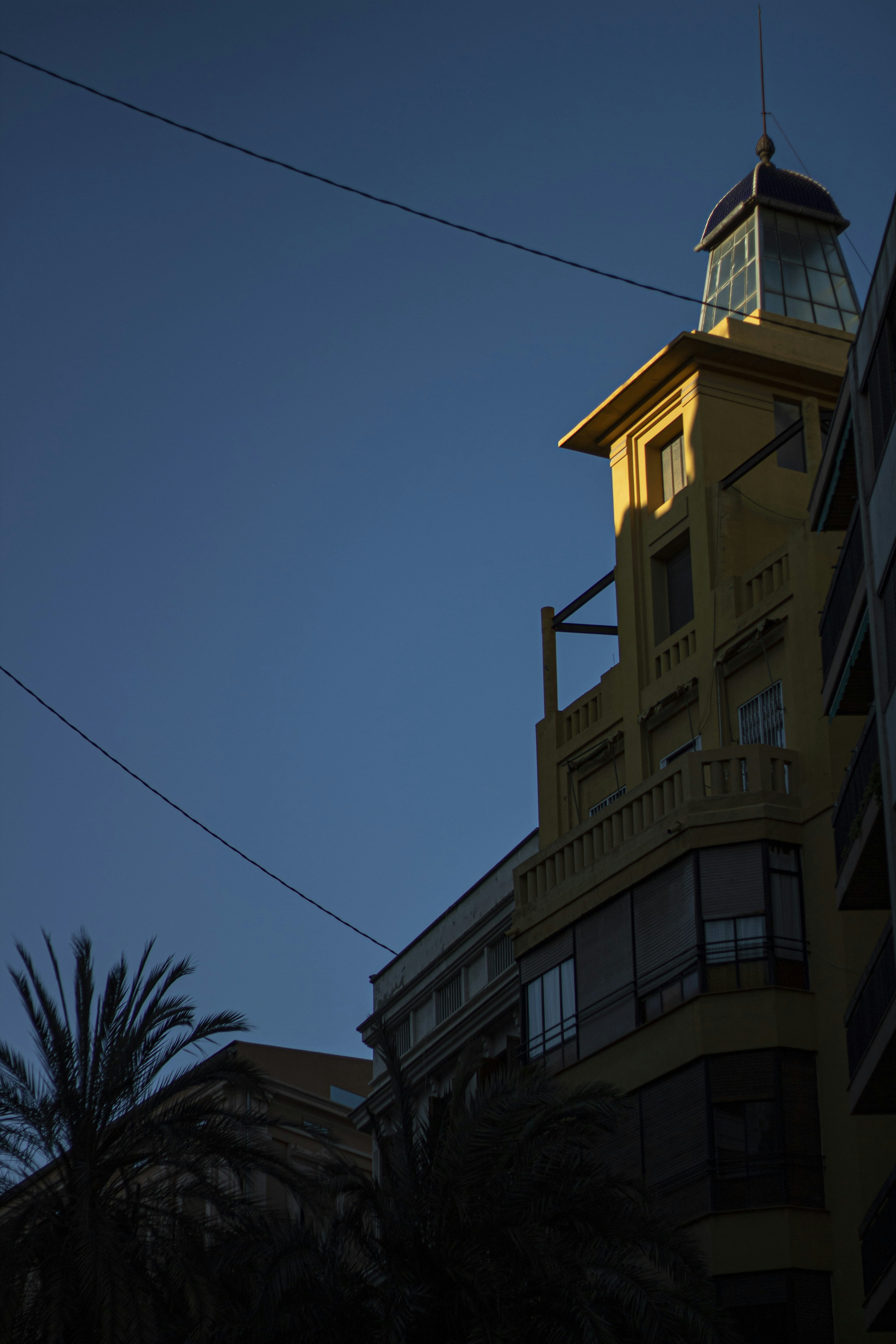 Un edificio alto con un reloj en la parte superior