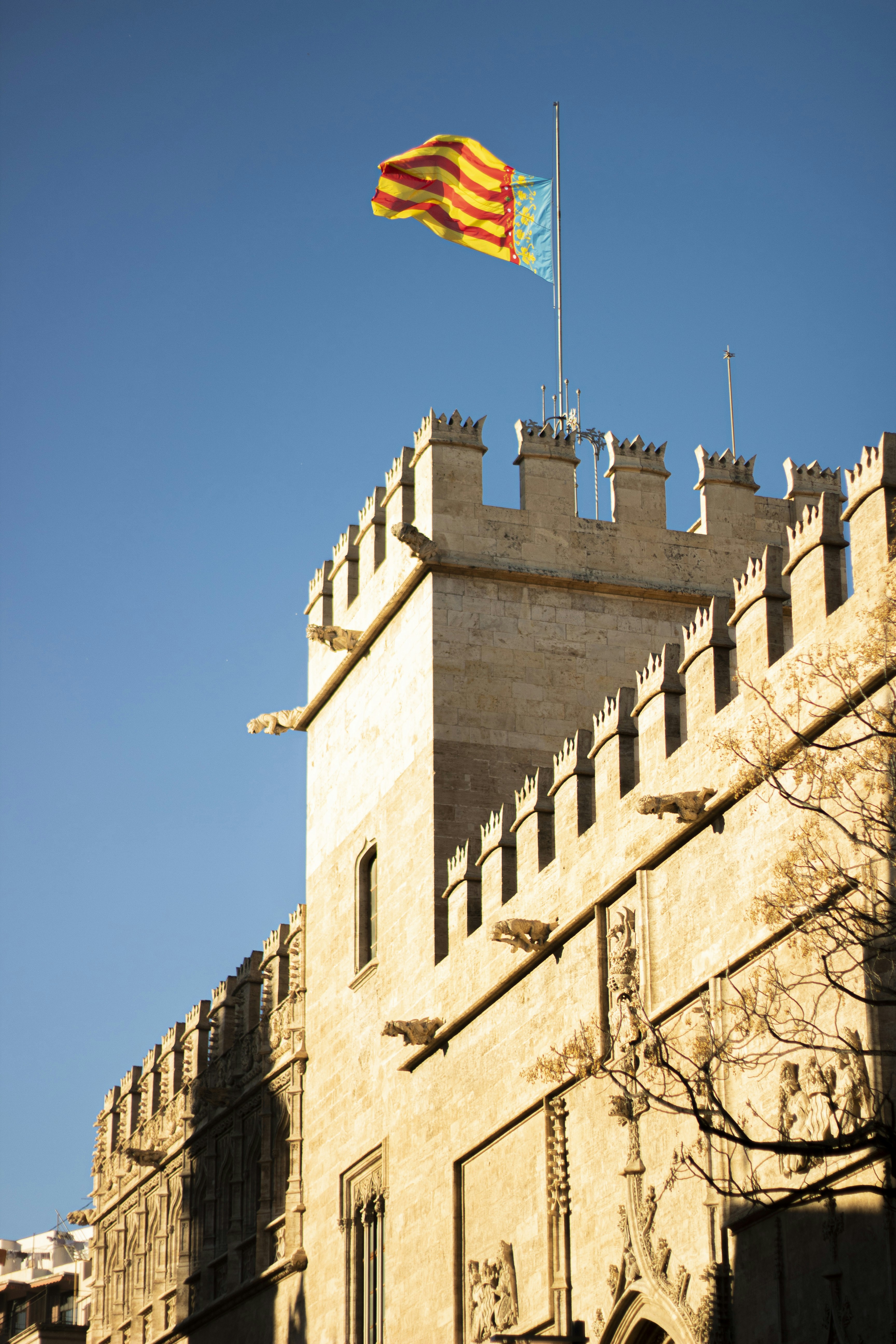 un edificio con una bandera encima