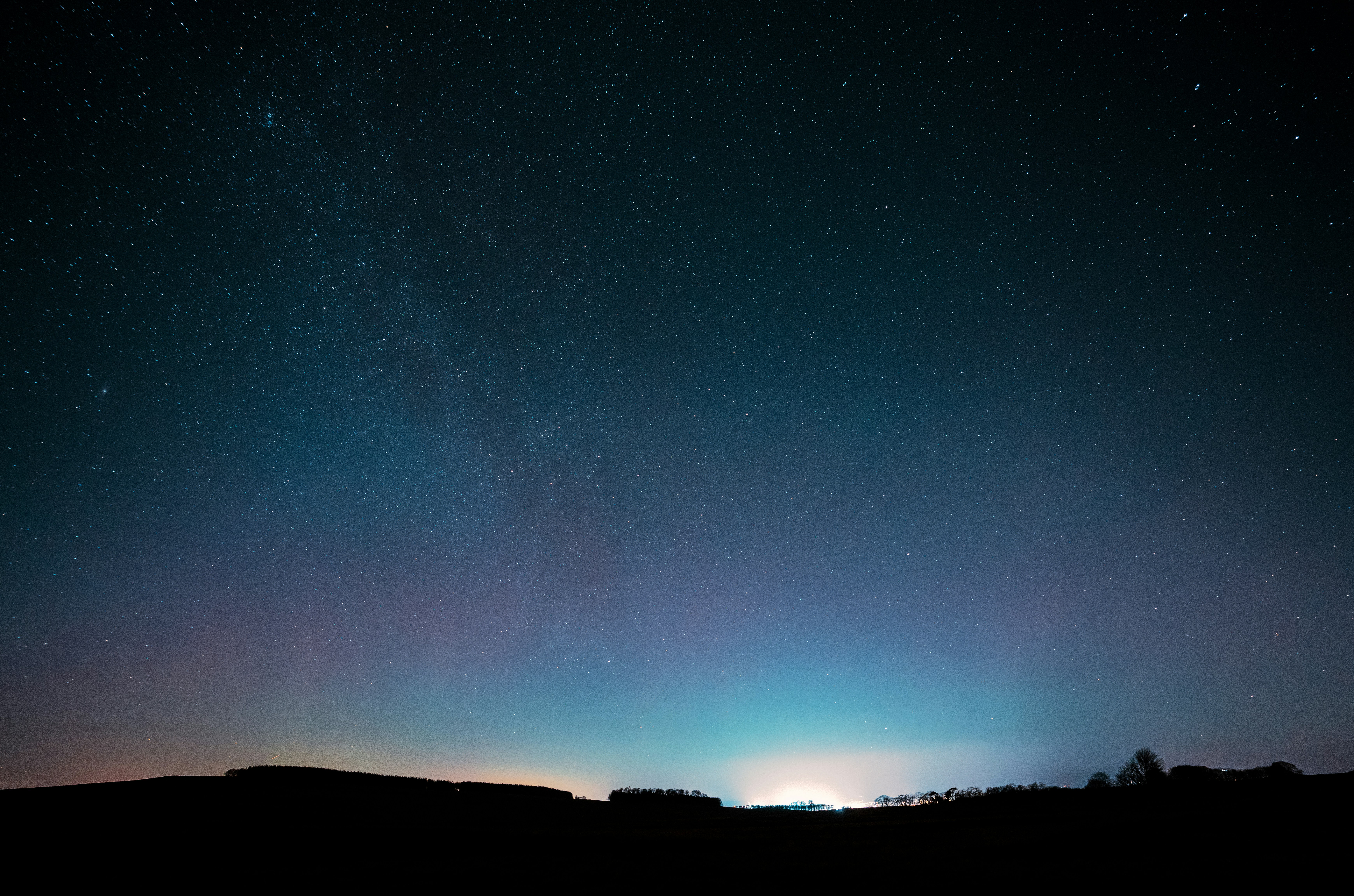 Un ciel nocturne avec des étoiles et une lumière vive photo Photo Cumbrie Gratuite sur Unsplash