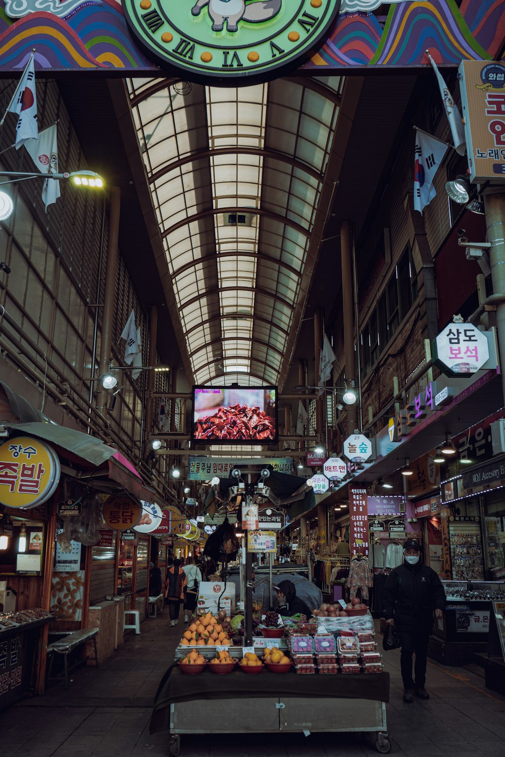Un mercado con un gran reloj colgando del techo