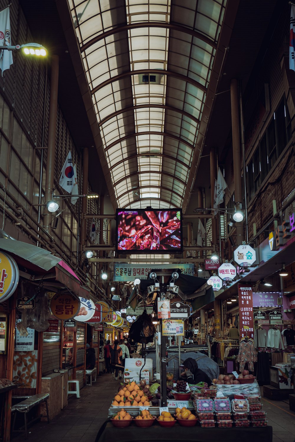 Un mercado interior con una gran pantalla en el techo