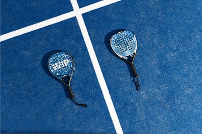 Raquettes de padel sur un terrain