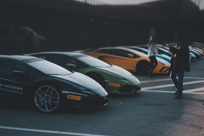 Estacionamiento con autos de lujo