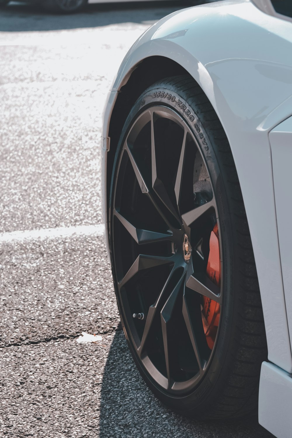 um close up de um pneu de carro em uma rua
