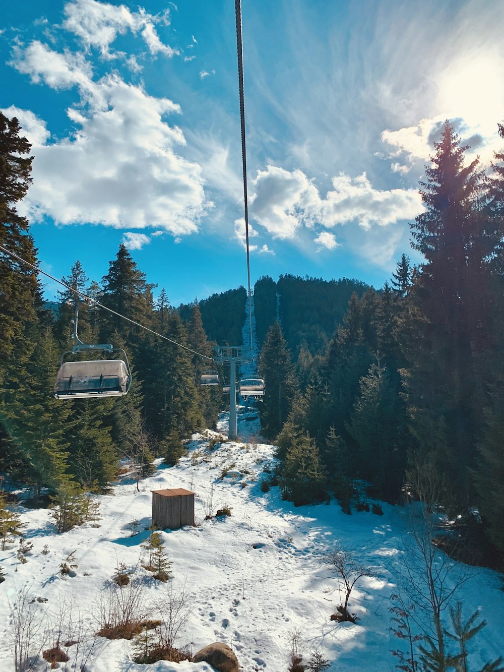 um teleférico subindo uma colina nevada