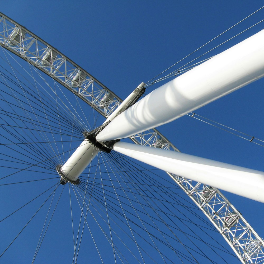 Ein großes weißes Riesenrad vor blauem Himmel