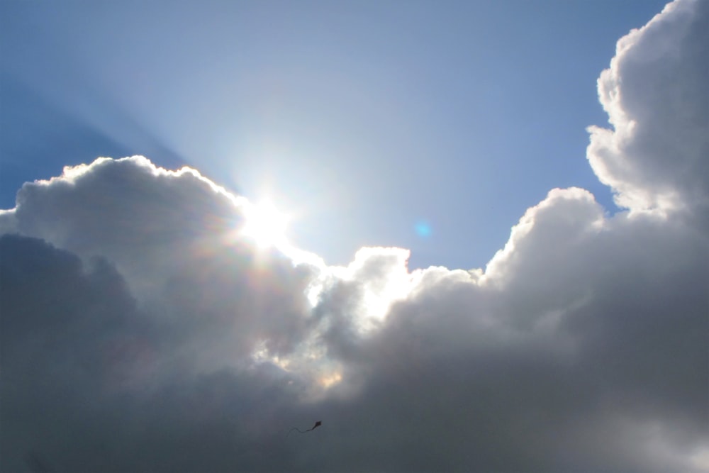 太陽が空の雲の間から輝いている