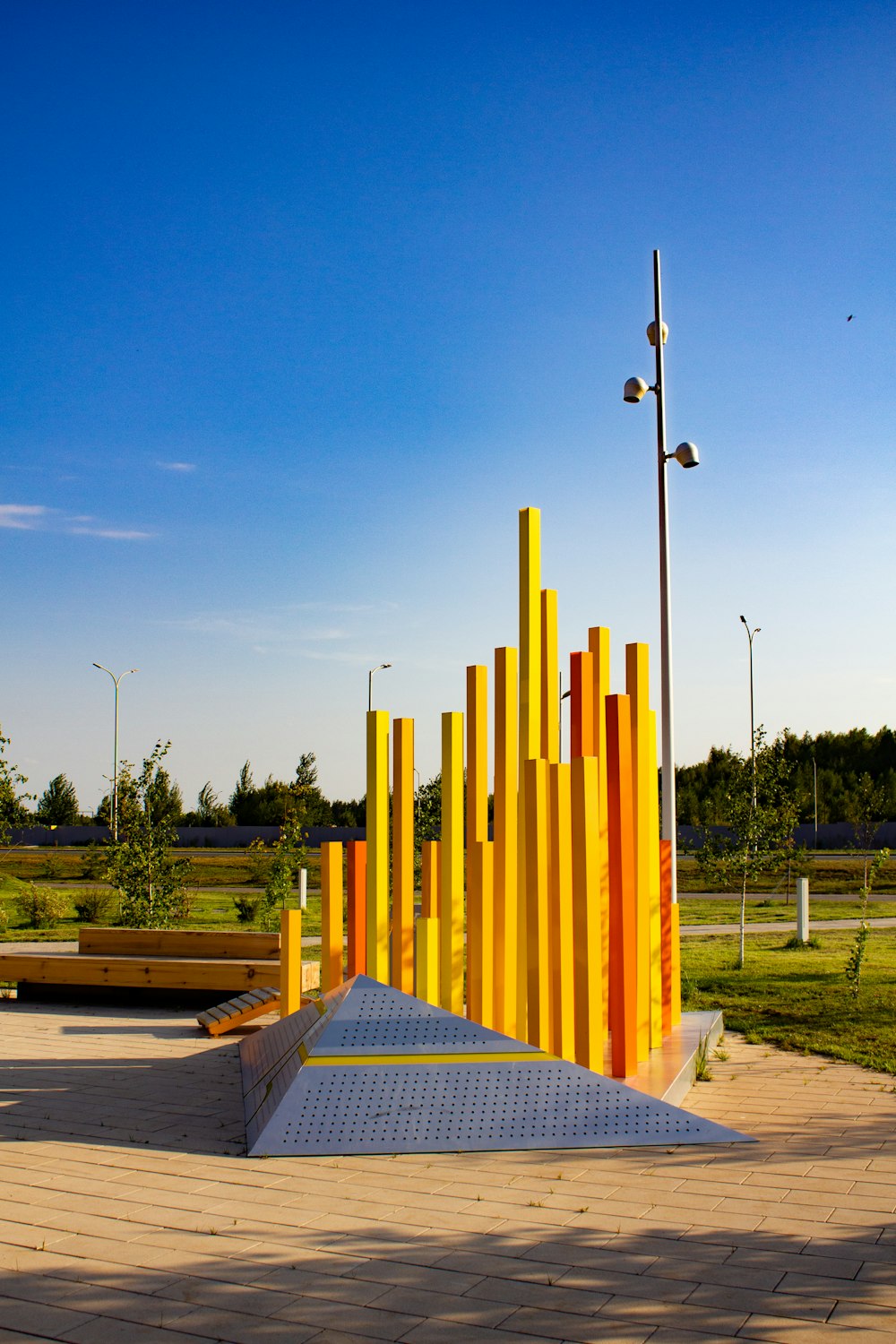 Une sculpture au milieu d’un parc