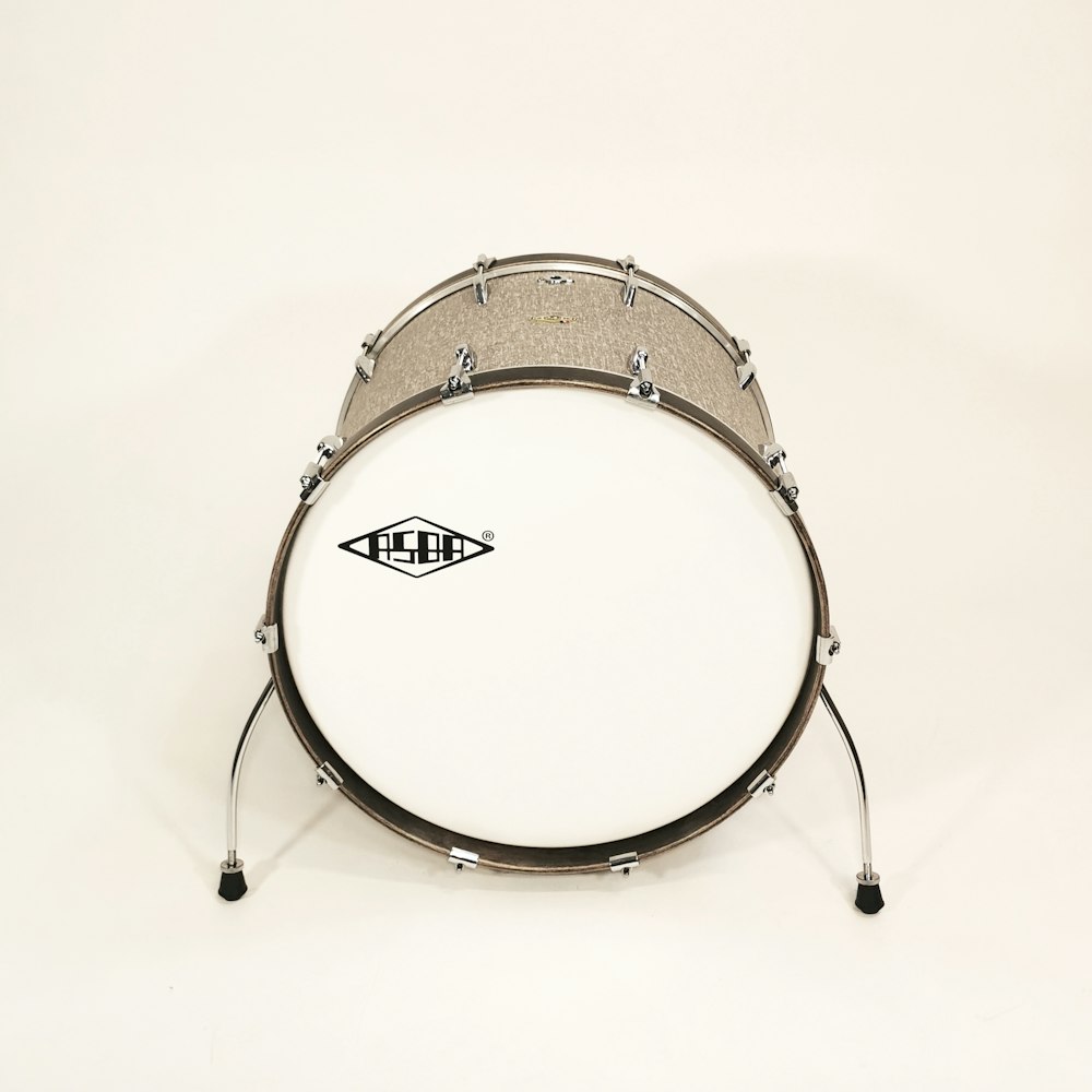 Un primer plano de la cabeza de un tambor sobre un fondo blanco