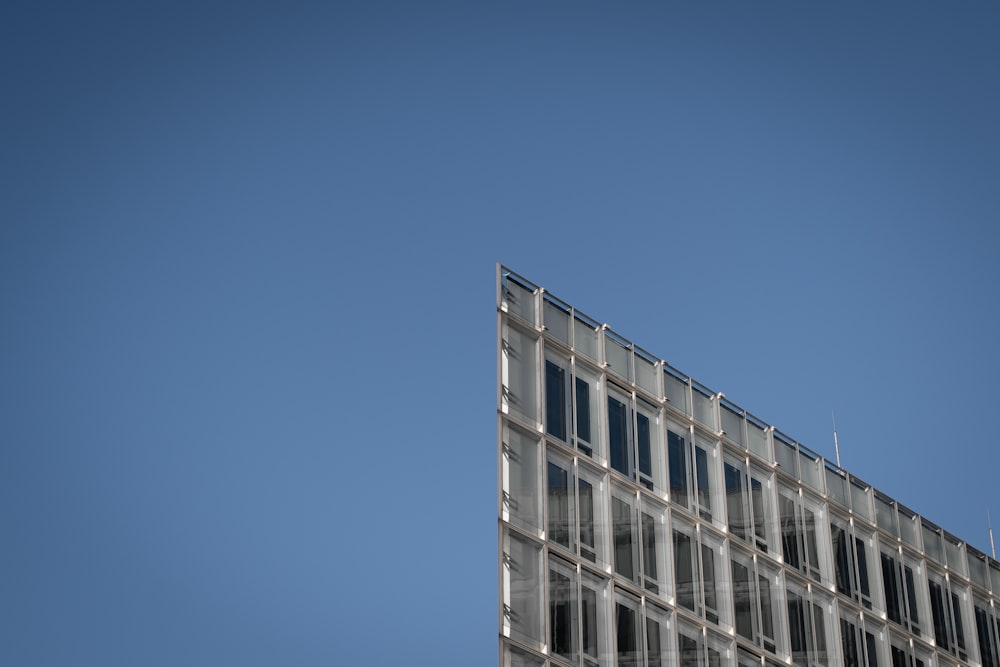 um edifício alto com muitas janelas contra um céu azul