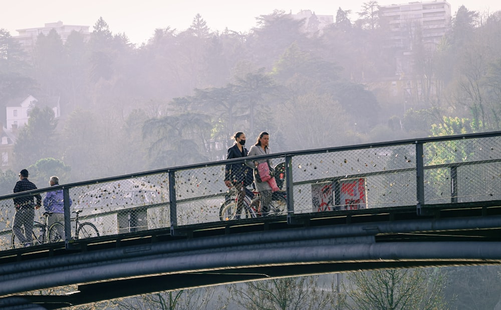 Un grupo de personas montando en bicicleta a través de un puente