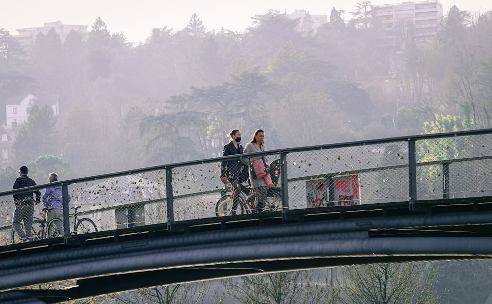 un groupe de personnes traversant un pont à vélo