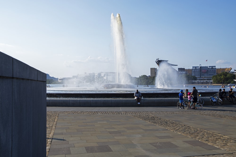 Un gruppo di persone in piedi intorno a una fontana