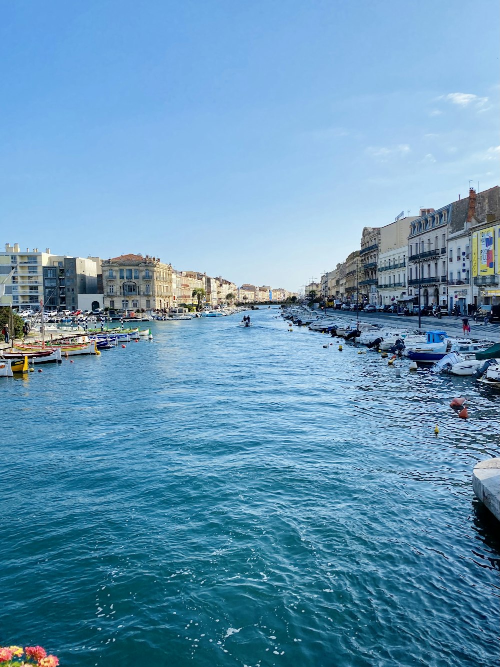 un plan d’eau rempli de nombreux bateaux