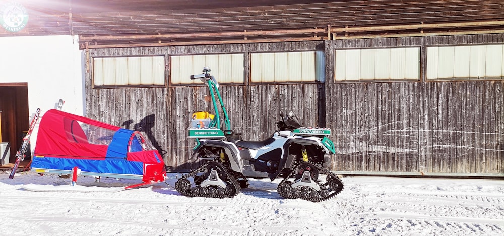 uma motocicleta estacionada ao lado de uma tenda na neve