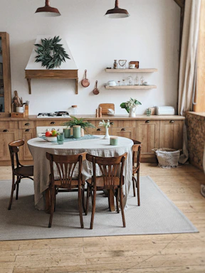 Cozy kitchen inside a chacara with wooden furniture.