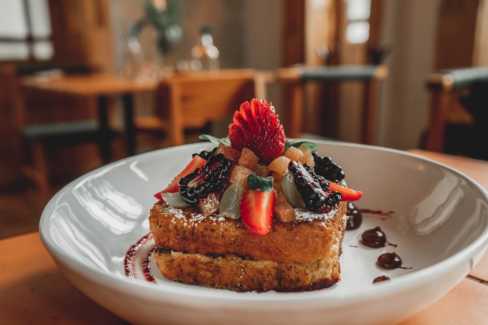 ein Stück Kuchen mit Obst drauf