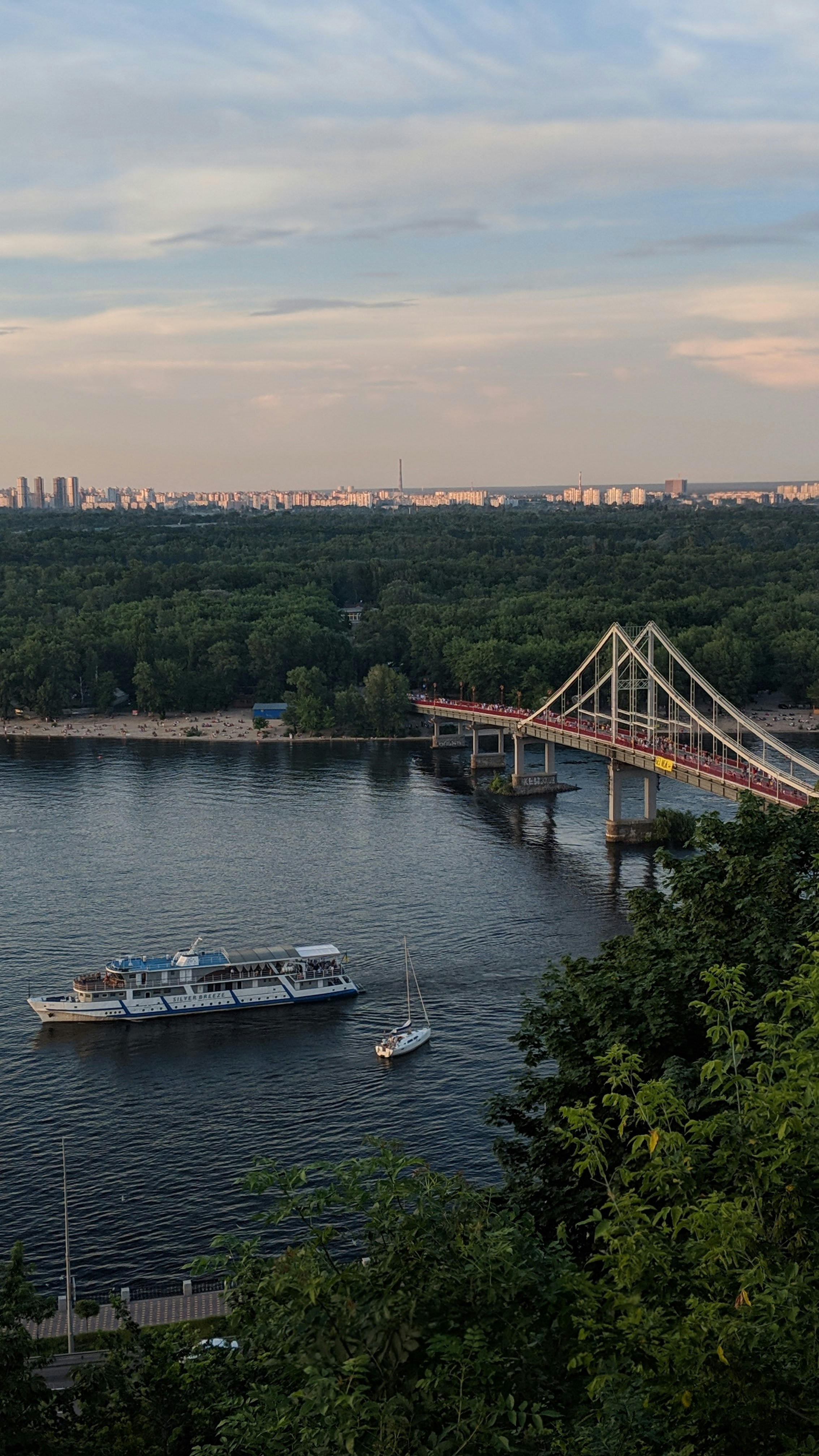 Un barco que viaja por un río junto a un puente