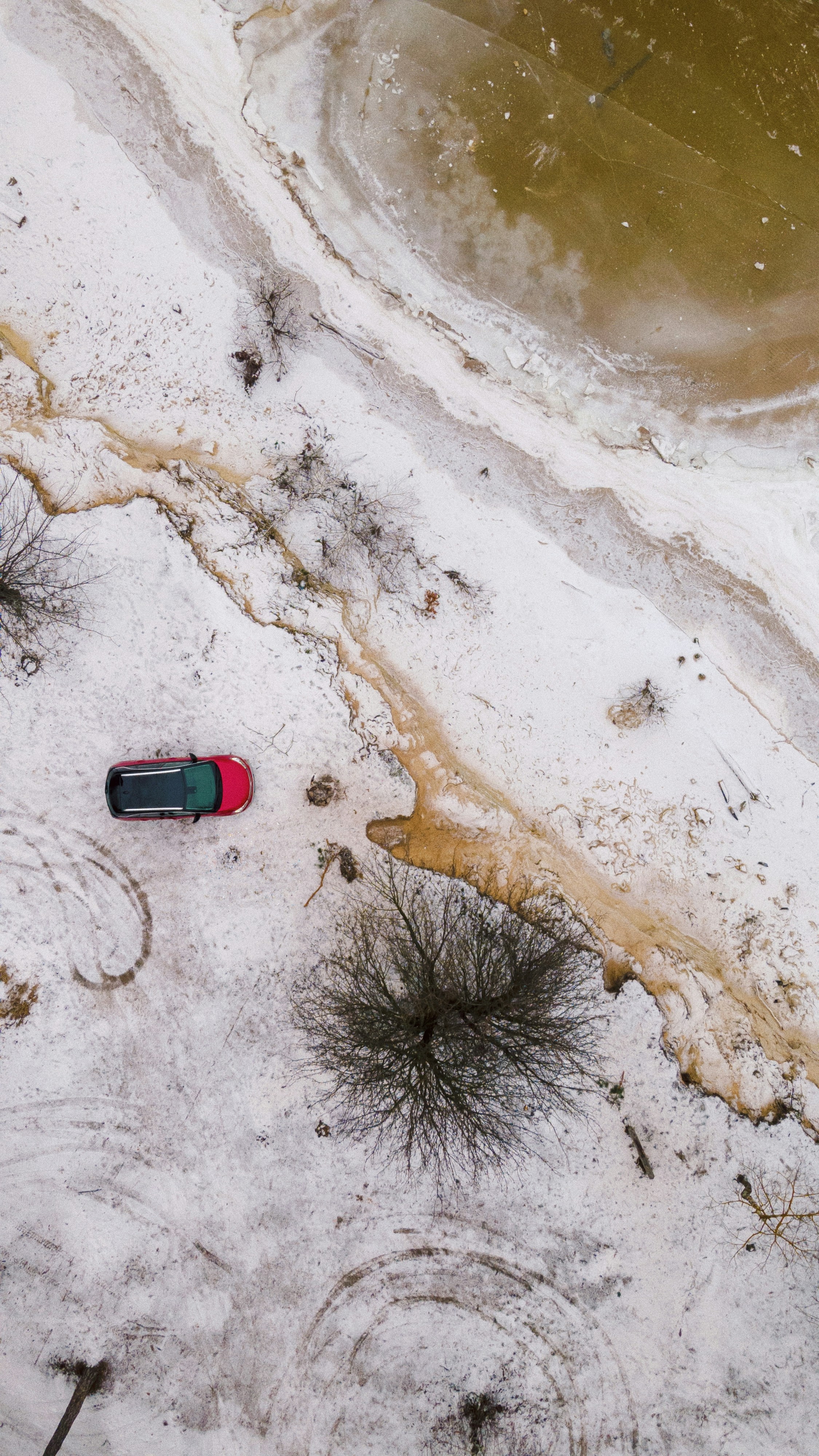 An aerial view of a red and black object in the snow photo – Free Grey ...